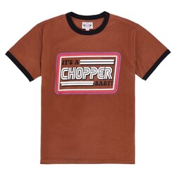 È una maglietta da bambino con la scritta "Chopper" in marrone.
