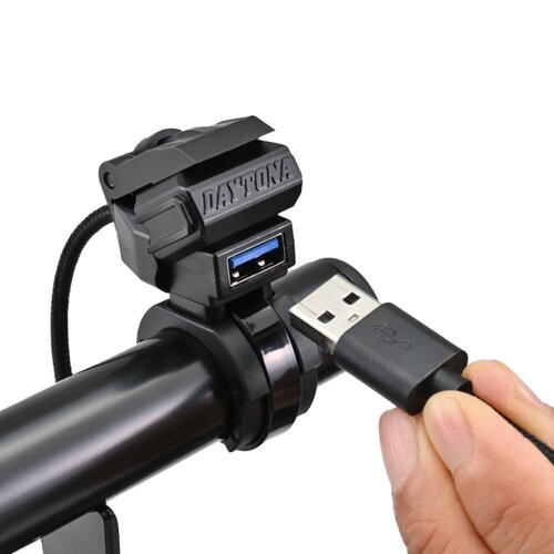 Daytona Kit porta di ricarica USB-A nero montato sul manubrio con ricarica rapida QC3.0, compatibile con manubri da 22,2mm e 25,4mm