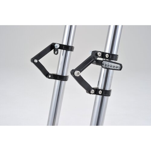Daytona Soporte de Faro Ajustable de Dos Ejes para Tubos de Horquilla 35mm con Kit de Soporte de Intermitentes