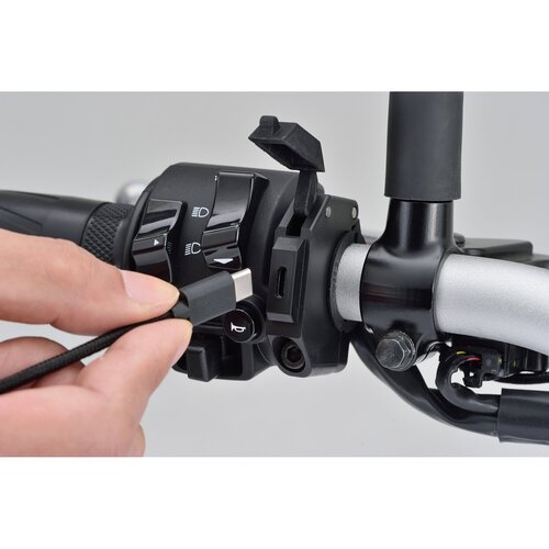 Daytona Support de Montage Fin Alimentation USB-C, 18W, pour Guidons de 22-25.4 mm