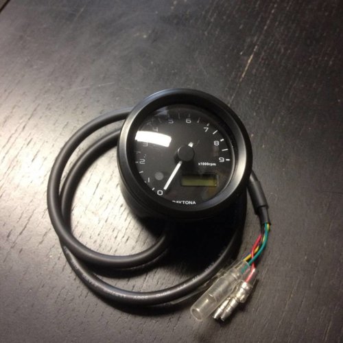 Daytona 48 mm Velona Drehzahlmesser Schwarz mit weißer Hintergrundbeleuchtung, 9.000 RPM Bereich und 40 mm Einbautiefe