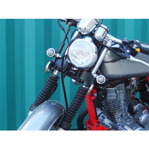 Phare avant chromé 5,75" style "Bates" avec montage inférieur