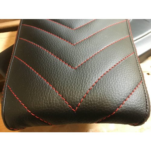 C.Racer Selle noire / rouge vintage Flat Tracker "V For Vendetta" 21