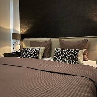 .Decoware® Hotelstreep dekbedovertrek - donkerbruin - katoen satijn