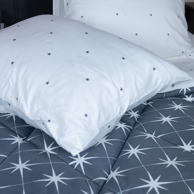 Dekbed zonder overtrek inclusief kussensloop - Nothern Stars - Microvezel - 300gsm