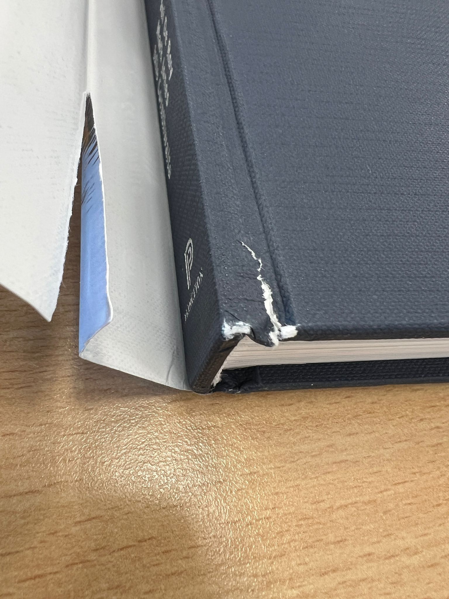 Damaged copy - Penguins - The Ultimate Guide - Second edition