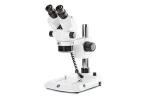 Euromex StereoBlue Trinokulares Stereomikroskop Säulestativ 7x/45x