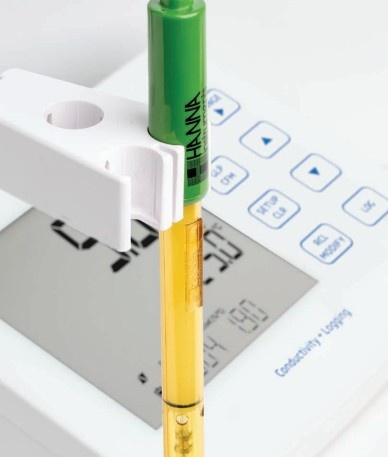 HI2631 Conductivity Benchtop Meter with Datalogging and HI763100 electrode