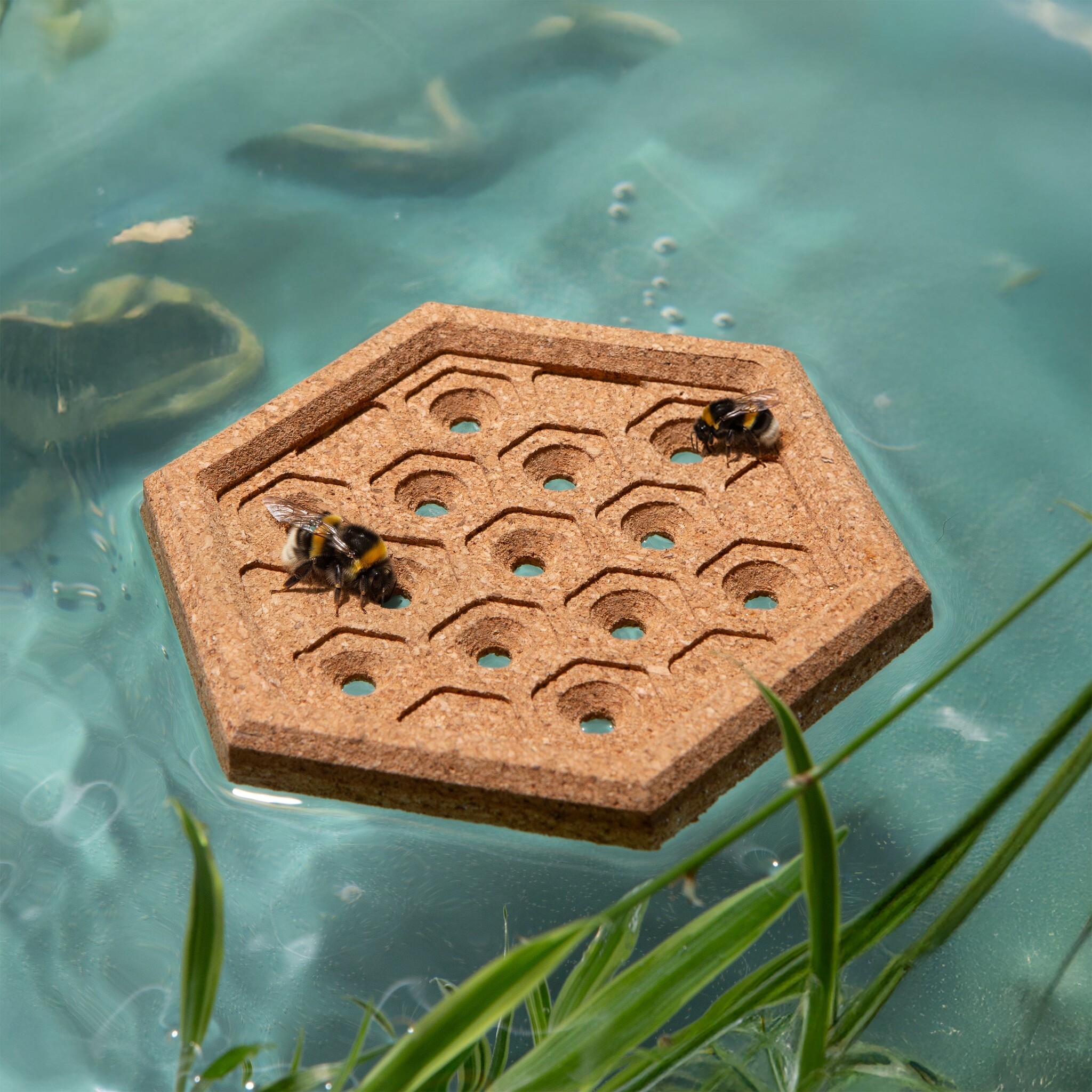 Kikkerland Bee Float Island