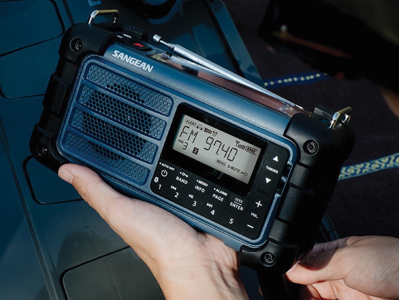 DAB+, FM, Bluetooth, Aux Notfallradio