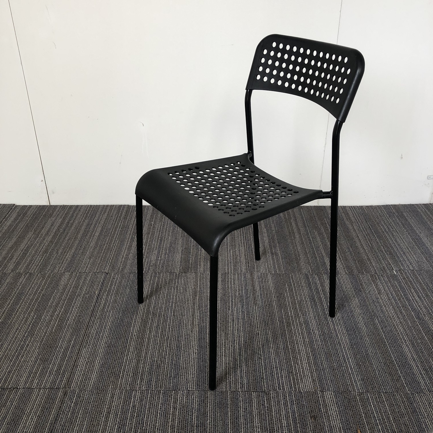 Ikea stoel zwart met gaten profiel v.a. €12,00 - Officemeubels