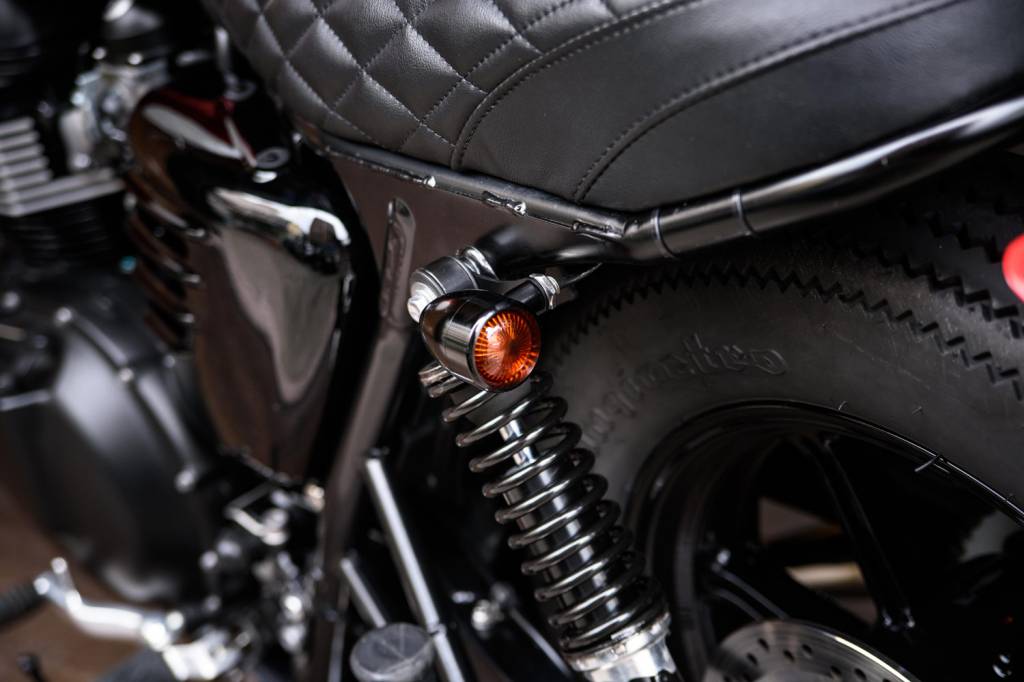 Clignotants bullet led aluminium noir mat fumé - paire - Vente en ligne  de Clignotants et toutes Pièces Moto - Zombie Bikes Concept
