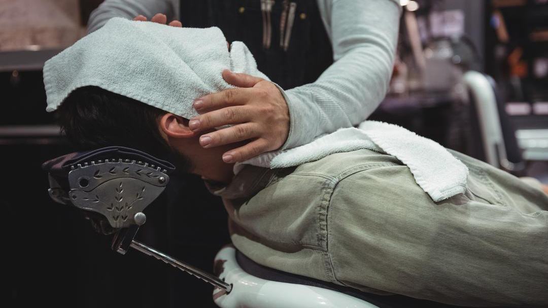 poriën openen met een warme handdoek