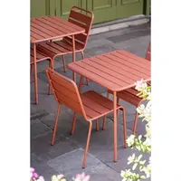 Table carrée à lattes en acier Terracotta | 71(H)x70(L)x70(P)cm.