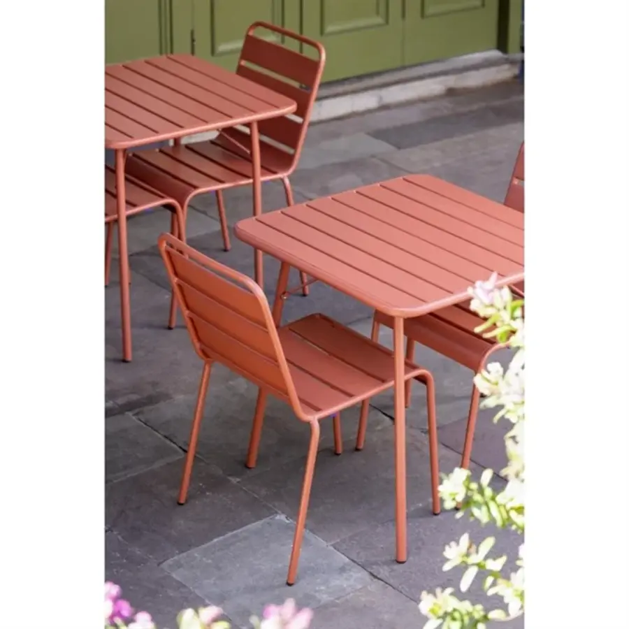 Table carrée à lattes en acier Terracotta | 71(H)x70(L)x70(P)cm.