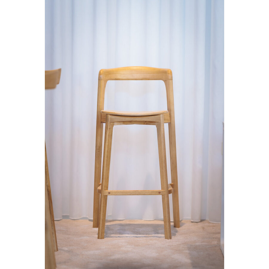 Stapelbarer Barhocker aus Holz | 48,5 × 56,5 × 103,5 cm | 4 Stück