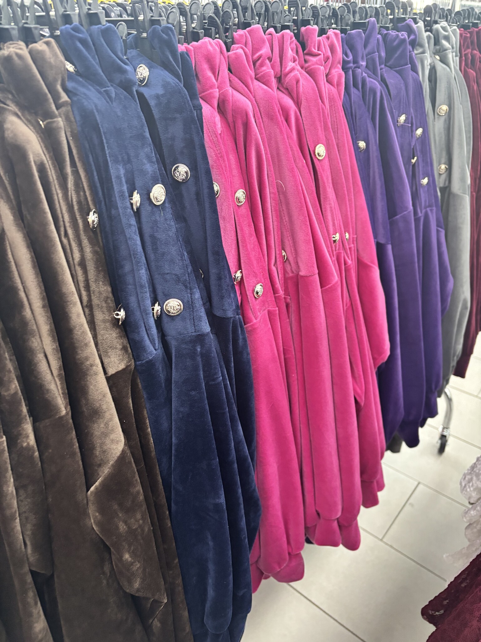 VELOURS HUISPAK KNOOP MATEN 44 TOT RUIME 52