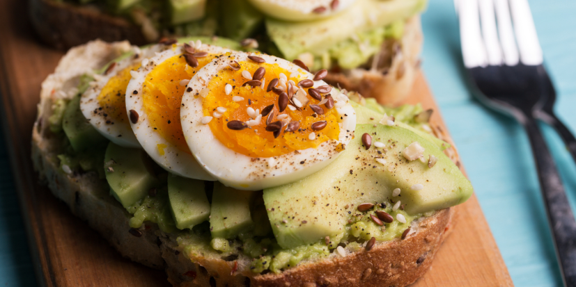 Avocado-Toast mit Eiern