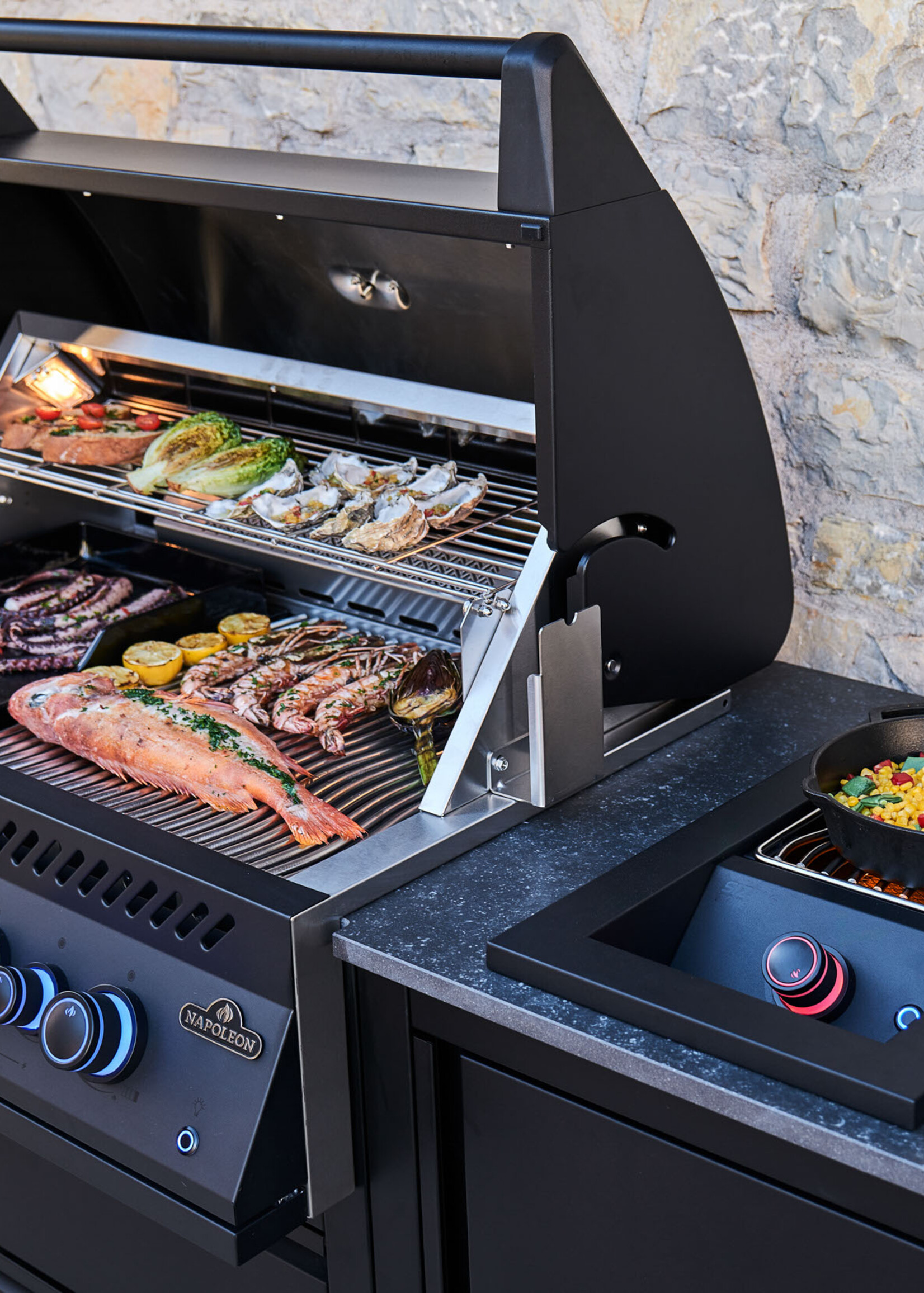 Napoleon OASIS™ 105-bundel, inbouw 700-serie van 81 cm met infrarood achterbrander op propaan, matzwart