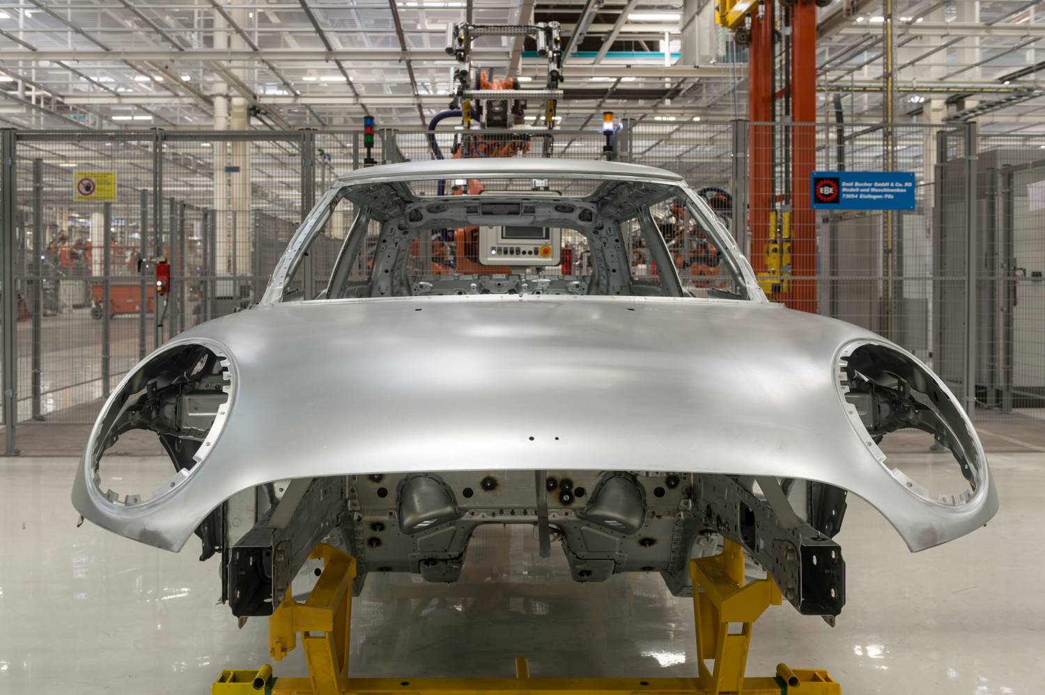 550 veiligheidsschakelaars en kilometers machineafscherming scheiden mens en robot van elkaar