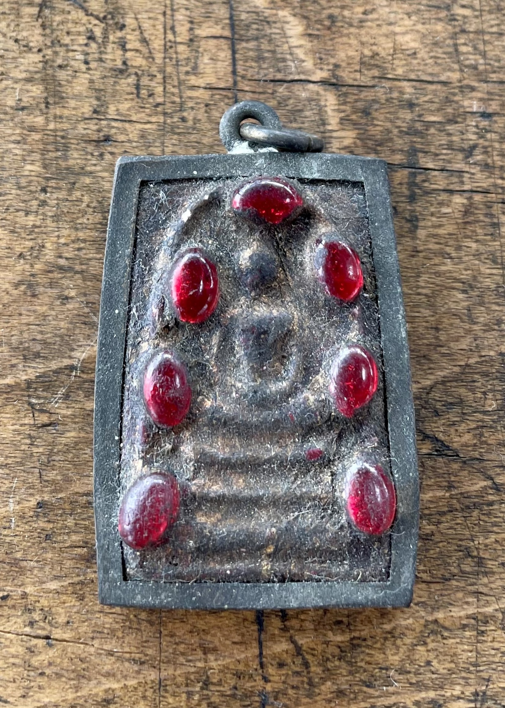 Mamou Boeddha Amulet met rode steentjes