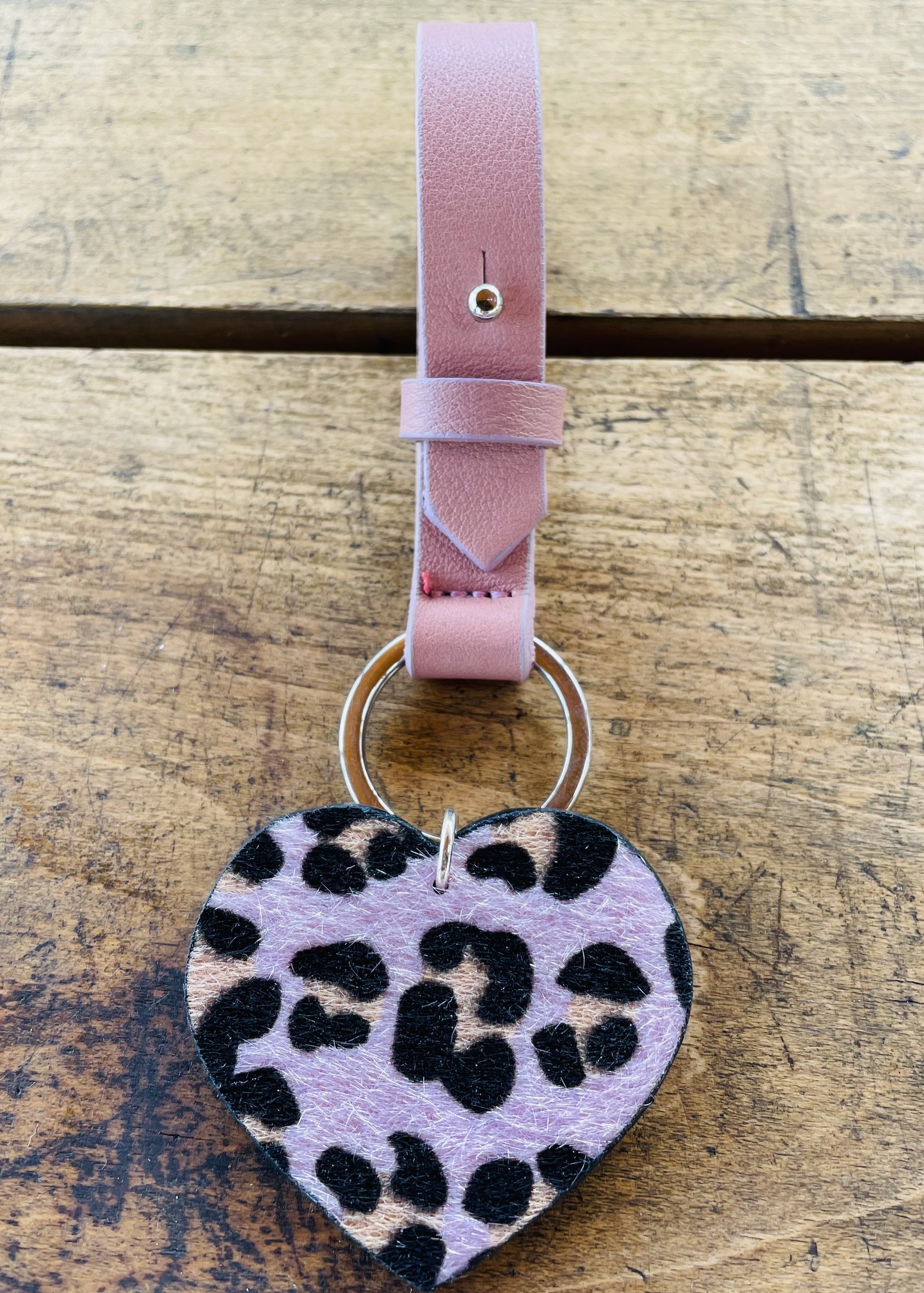 Mamou Leren sleutelhanger  in pink dust met panterprint hart