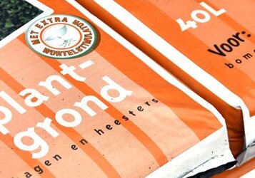 Bomen en heesters planten met aanplantgrond