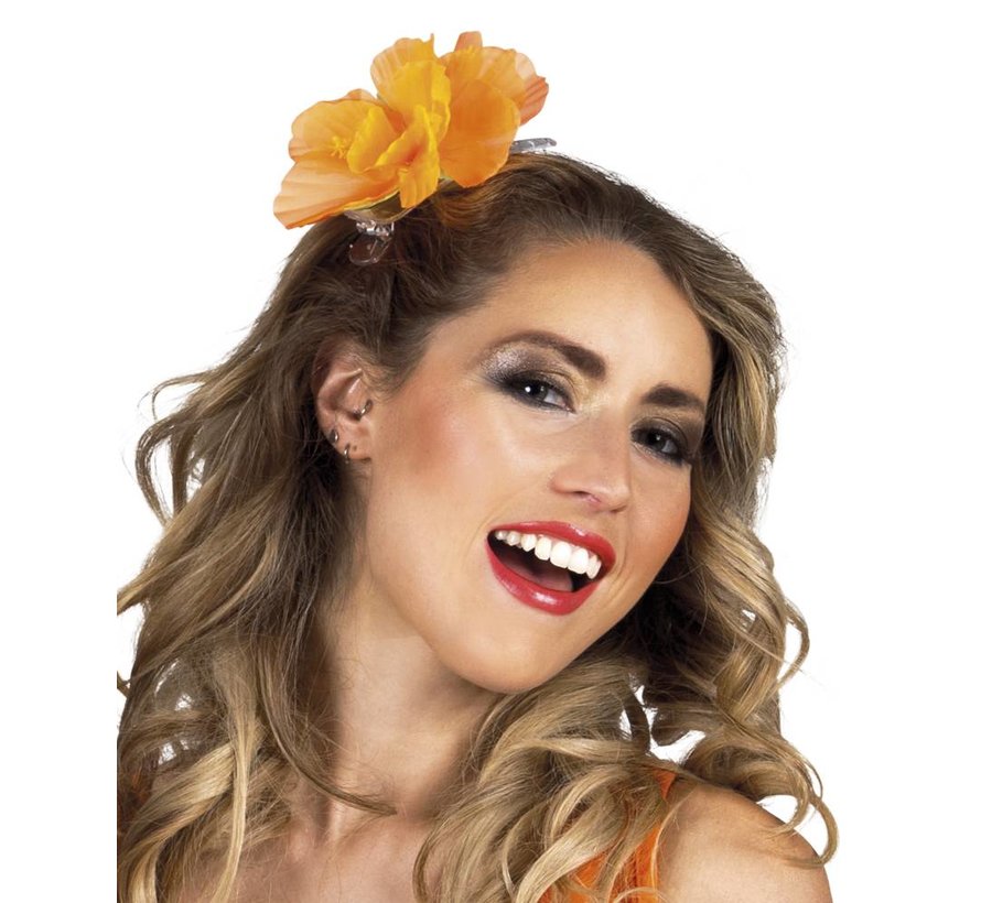 Haarclip met een oranje bloem