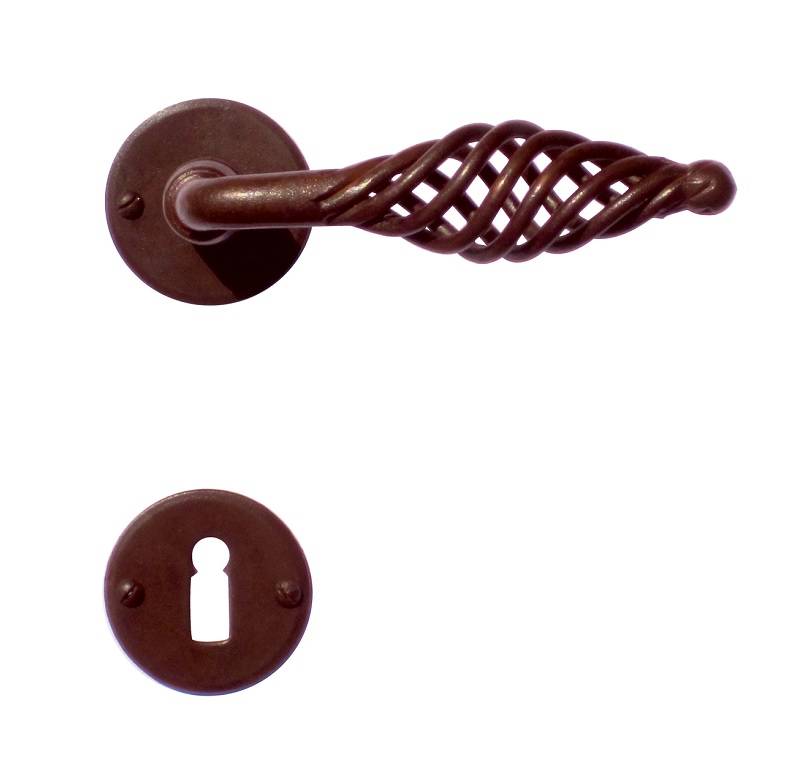 Rostfarbene Türgriffe
