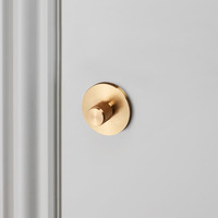 Industrieel WC garnituur met kruislings patroon van Buster & Punch