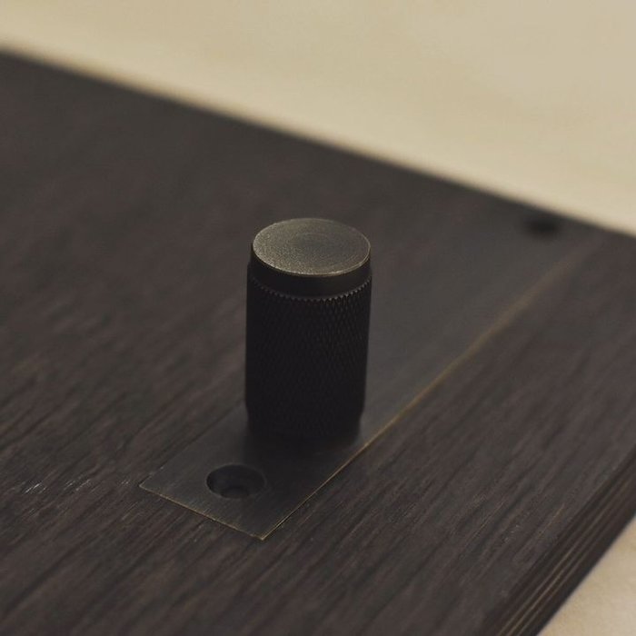 Buster+Punch Meubelknoppen op plaat  Buster & Punch smoked brons per paar