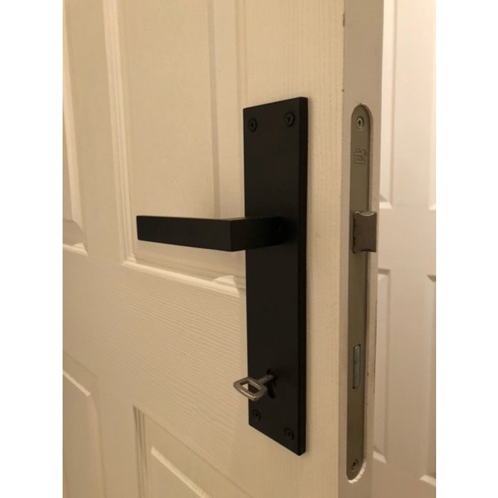 Zwarte deurkruk op plaat met sleutelgat | Deurklinkenshop