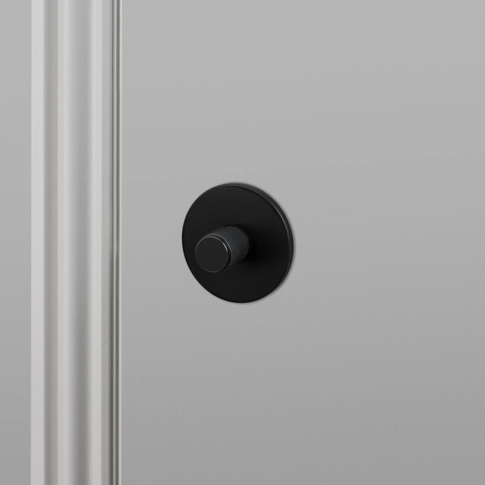 Buster+Punch Schweißer-Toilettenarmatur von Buster & Punch mit linearem Muster