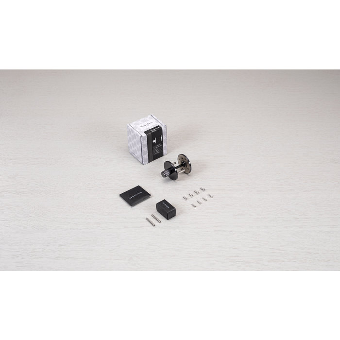 Buster+Punch WC-Set aus Messing von Buster & Punch mit linearem Muster