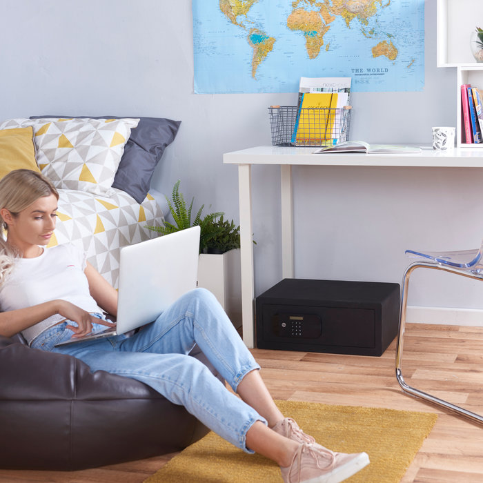 Assa Abloy Safe Laptop Safe to store your belongings safely with digital code keypad. Content: 26.9 Liters