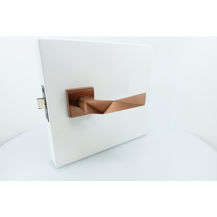 DnD Türgriffe Luxury 02 auf quadratischen Rosetten in Satin Copper PVD