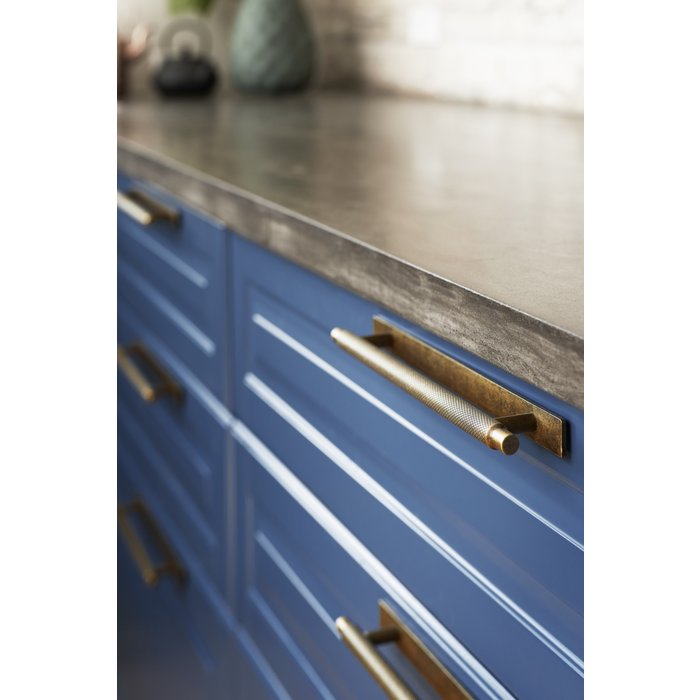 Furnipart Furnipart Poignée de meuble MANOR coupe en croix 128 mm avec plaque arrière laiton antique