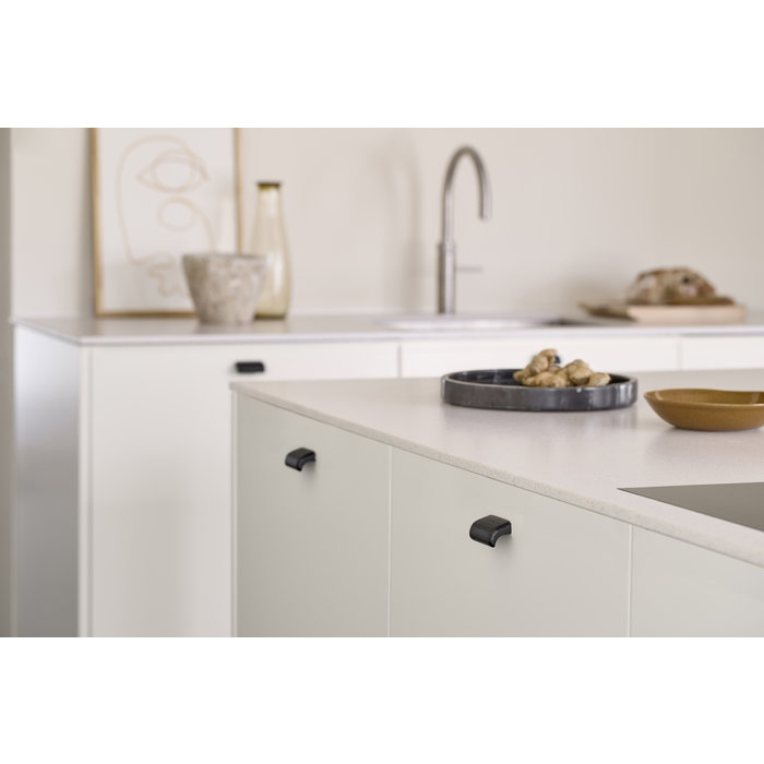 Furnipart  Zwarte Furnipart meubelgreep GLOVE met asafstand 32 mm uit Hout