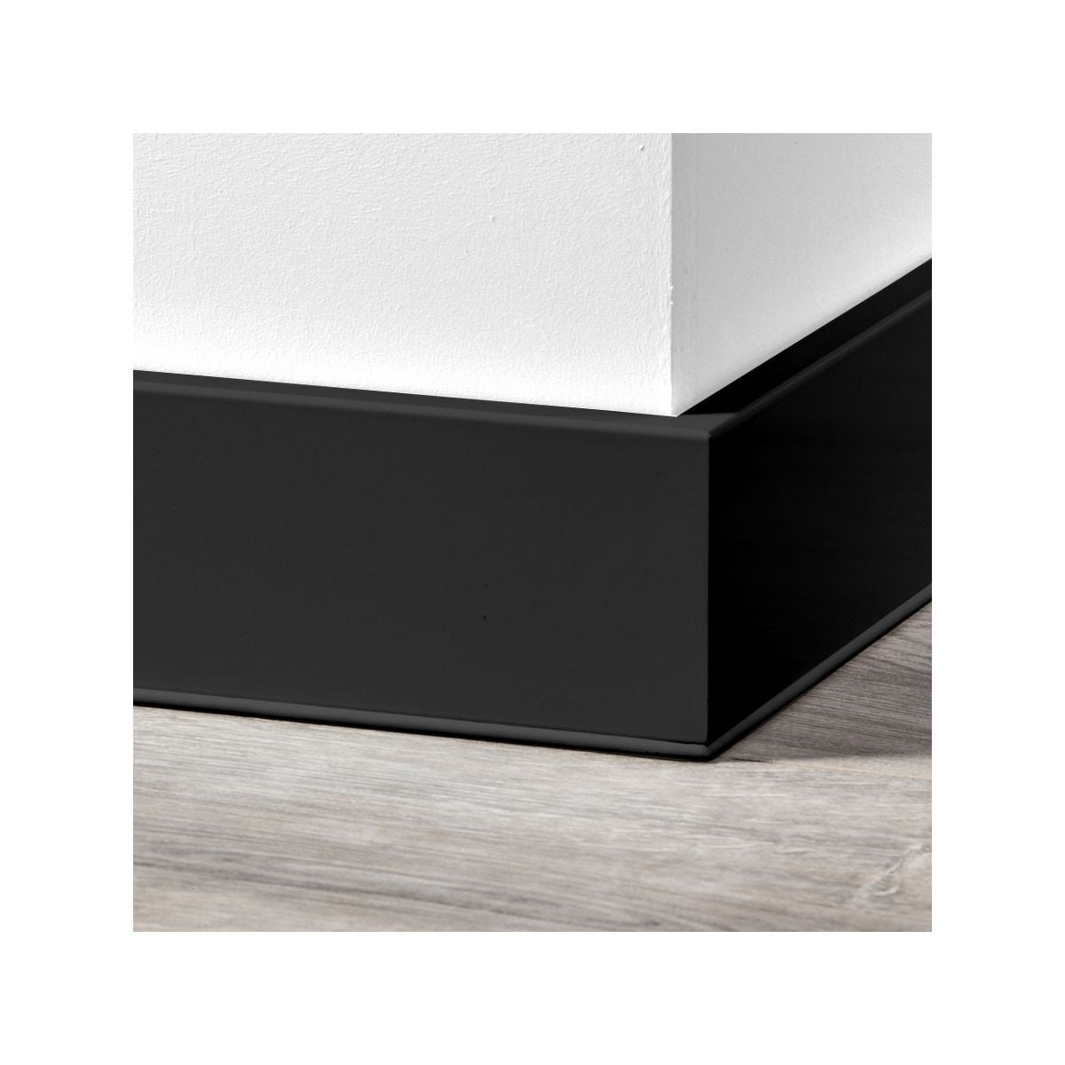 Moderne geluidsreducerende plint  2,4 meter zwart RAL 9005