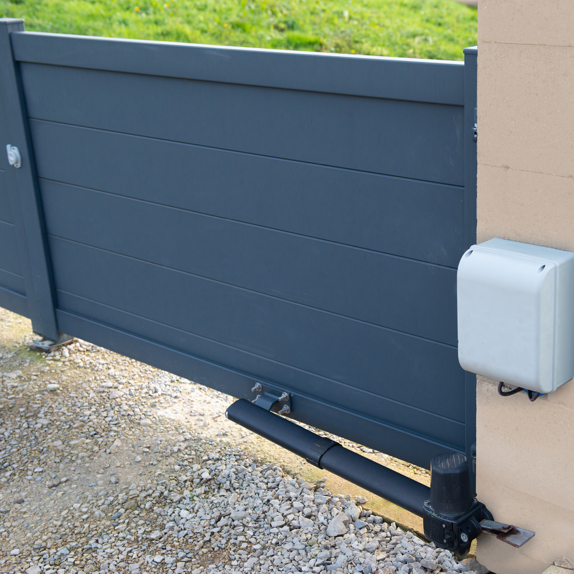 Quickly discover this Smart gate opener from Yale incl. door position