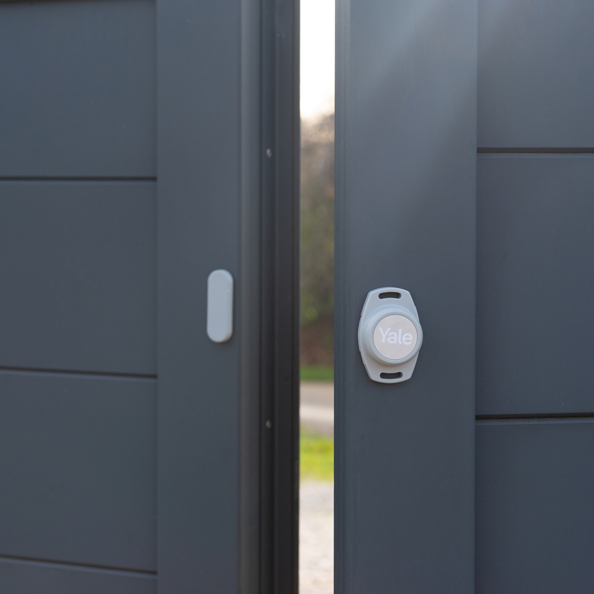 Quickly discover this Smart gate opener from Yale incl. door position