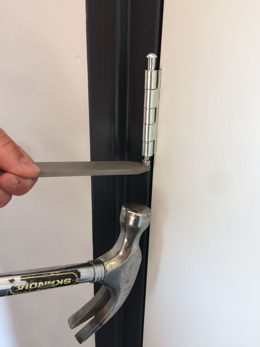 Hinge dowel for removing the hinge pin