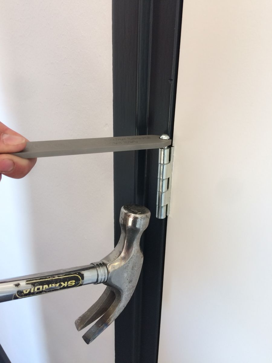 Hinge dowel for removing the hinge pin