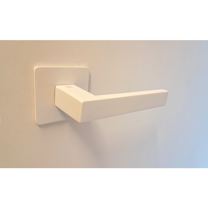 STERK Weiße quadratische Türgriffe KVADRAT 1760 auf ultradünnen 3-mm-Rosetten