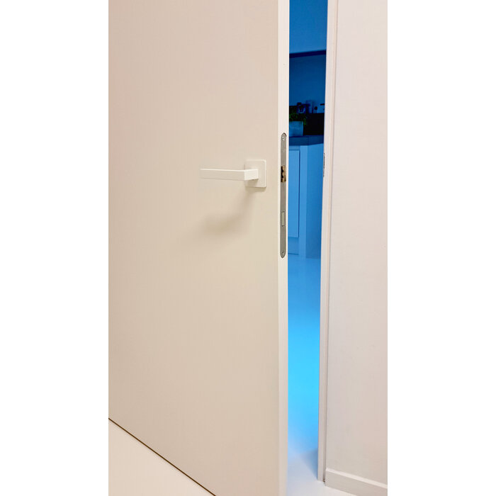 STERK Witte vierkante deurklinken KVADRAT 1760 op Ultra dunne rozetten van 3 mm