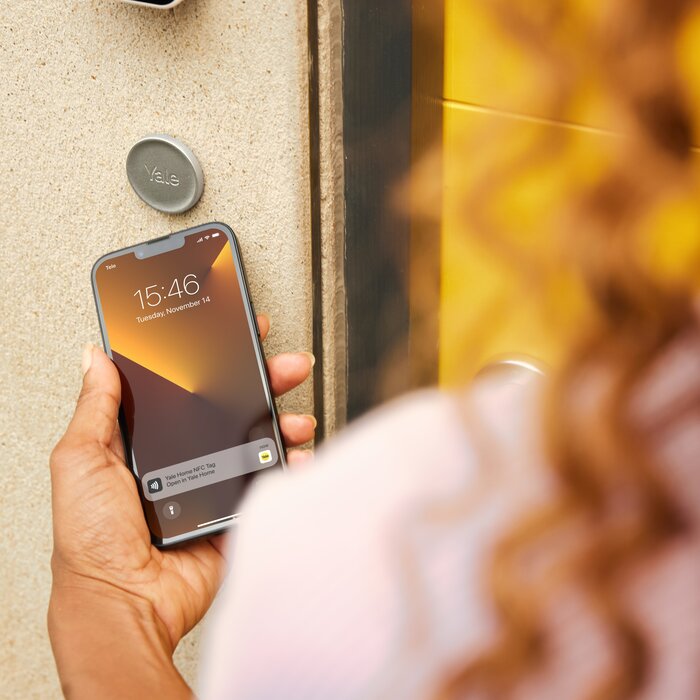 Assa Abloy Serrure de porte intelligente Yale Linus® L2 de couleur argent - avec Bluetooth et Wi-Fi intégrés
