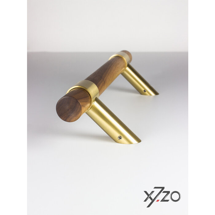 X7.ZO Türgriff Z37 BS Ø 35mm aus amerikanischem Nussbaum mit Messing - Schräg