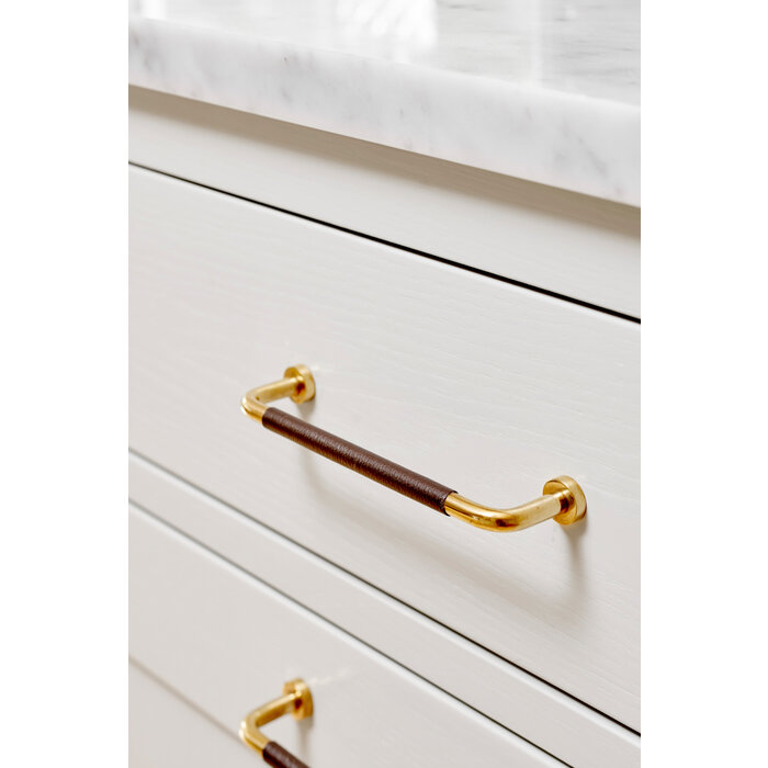 Furnipart  Furnipart Möbelgriff LOUNGE aus poliertem Messing kombiniert mit braunem Leder