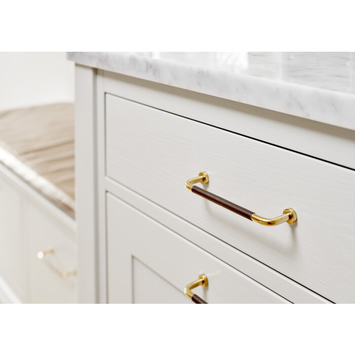 Furnipart  Furnipart Möbelgriff LOUNGE aus poliertem Messing kombiniert mit braunem Leder