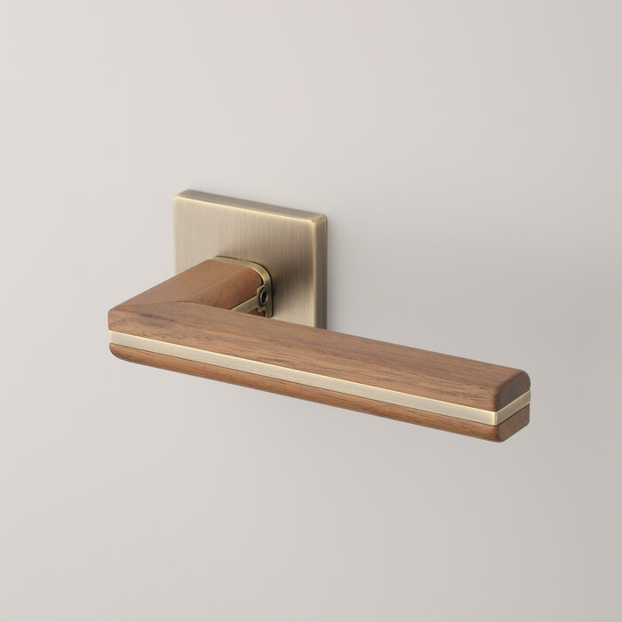 Aprile Massieve Aprile deurklinken CYRILLA vierkant 52x52x7mm - zwart walnoothoud - antiek messing